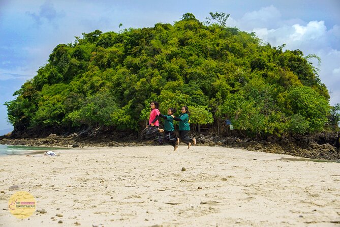 4 Islands Day Tour by Speed Boat from Ao Nang, Krabi - Stop 2: Chicken Island—fun shapes, fast photos, and calm water