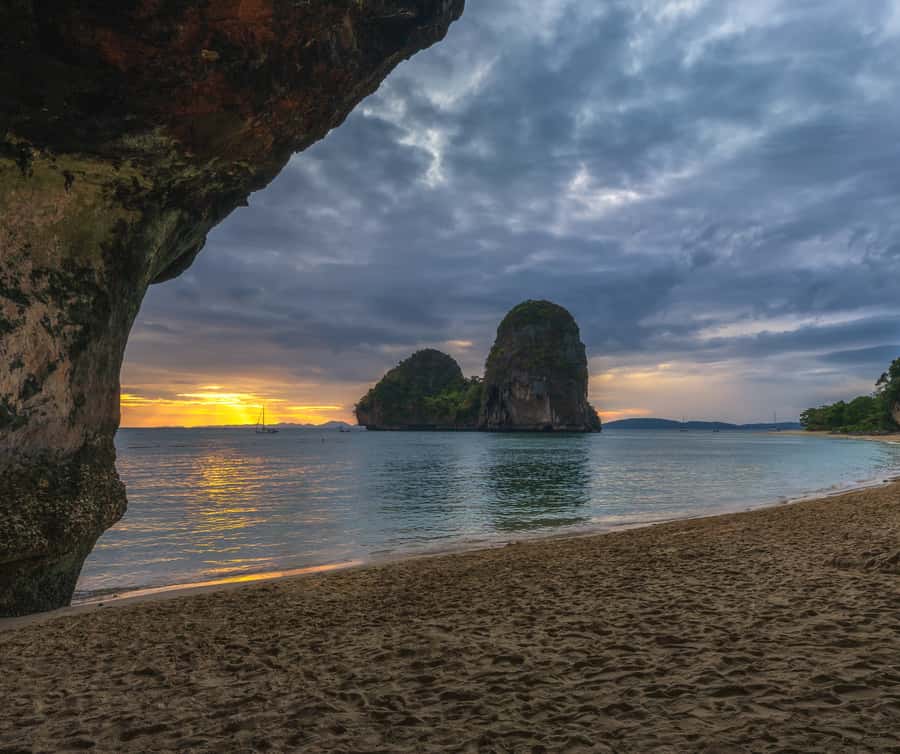 Krabi: Bioluminescent Plankton, Snorkeling & Sunset Tour - Pickup timing around Ao Nang and Railay East: how the day starts