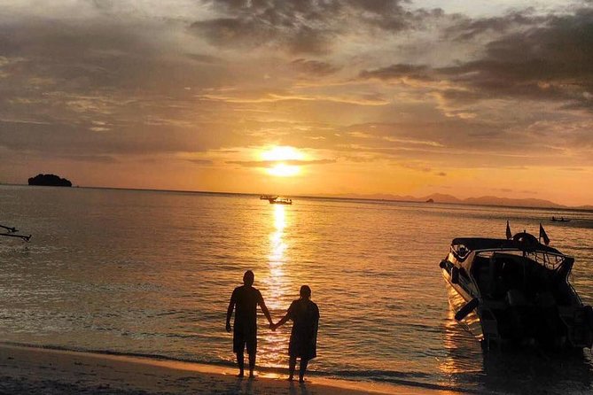 Railay and 4-Island Sunset Speedboat Cruise with Night Snorkel - Meals on the beach: decent energy for a full day at sea