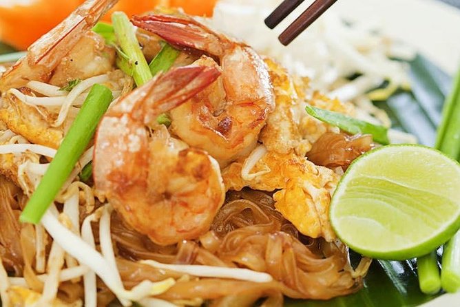 Ya Thai Cookery School Class in Krabi - Curry paste is the star: grinding in a stone mortar